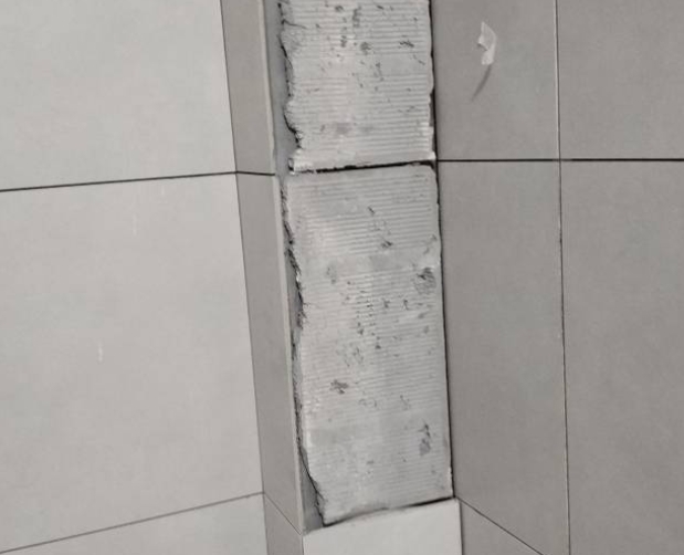 顺昌瓷砖空鼓维修公司分享下瓷砖施工前基层浇水润湿程度不足，可能导致以下问题