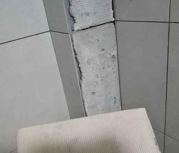 顺昌瓷砖空鼓维修公司分享下厨房瓷砖脱落的补救措施。